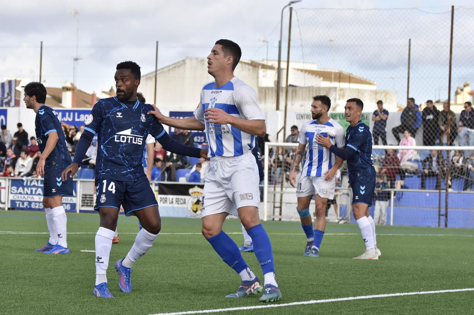 Las fotos del Bollullos CF - Real Balompédica Linense de Tercera Federación (0-0)