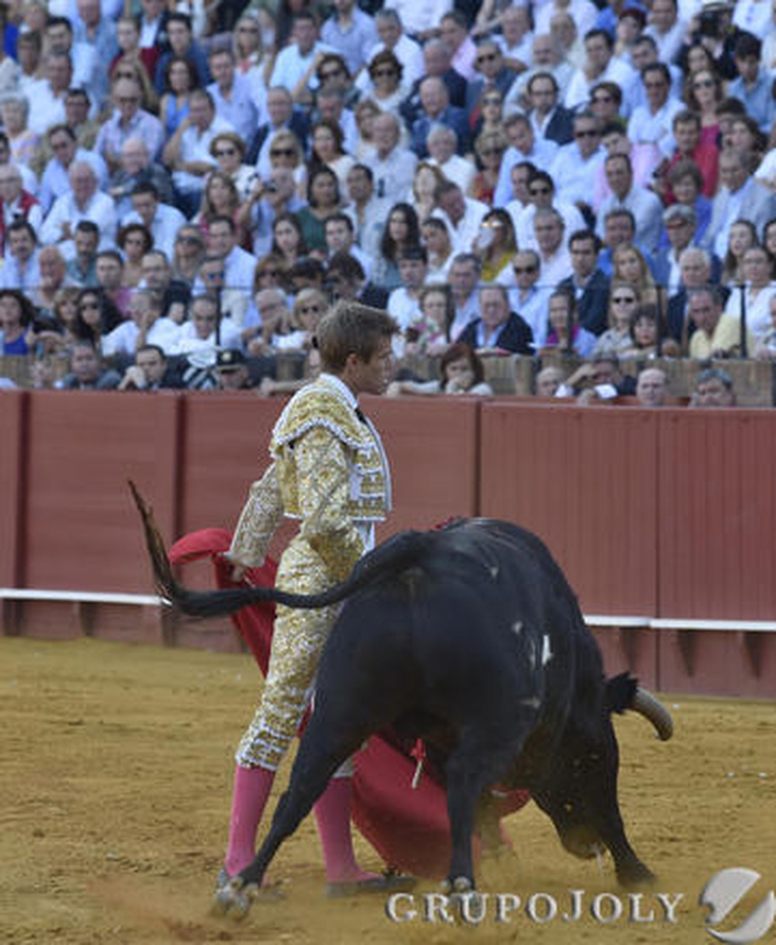 Javier Jiménez en el tercer toro./ Juan Carlos Vázquez