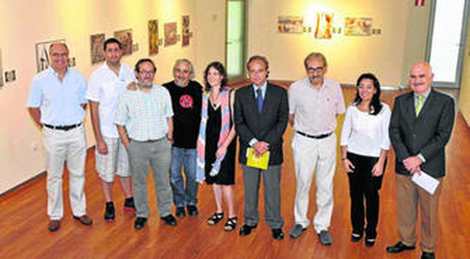 Responsables de Unicaja y su Fundación junto a algunos de los artistas que participan en la muestra, ayer durante la apertura.