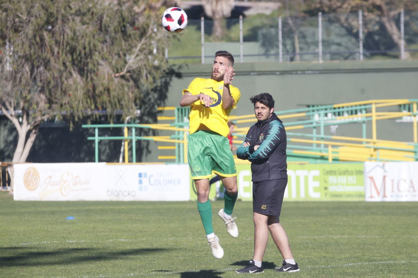 El gualdiverde Guti cabecea un balón en un entrenamiento.