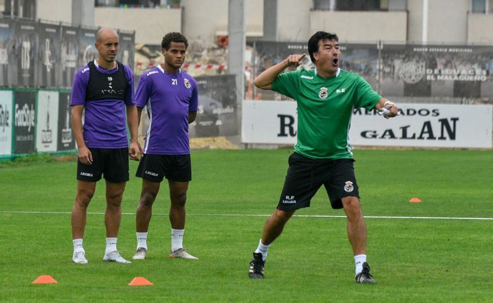 Toni García y Joao Pedro, que se 'disputan una plaza' siguen las instrucciones de Rafa Escobar