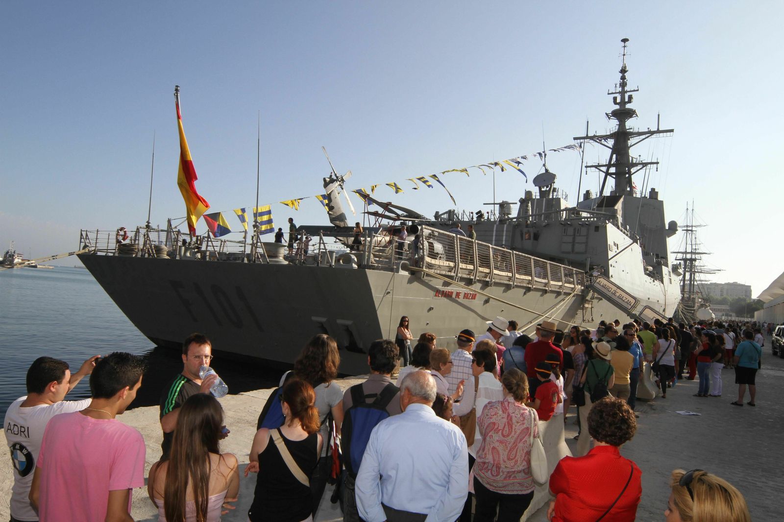 Colas en la fragata 'Alvaro de Bazan' en una anterior visita al puerto de Málaga.