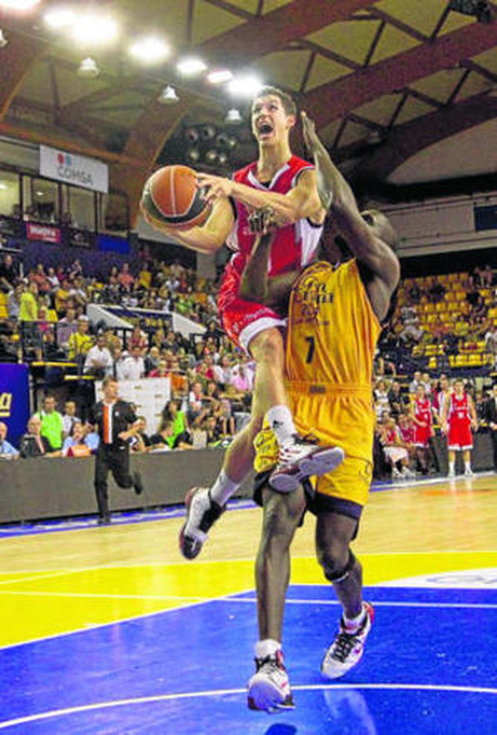 Rodrigo San Miguel intenta superar a Sitapha Savane.