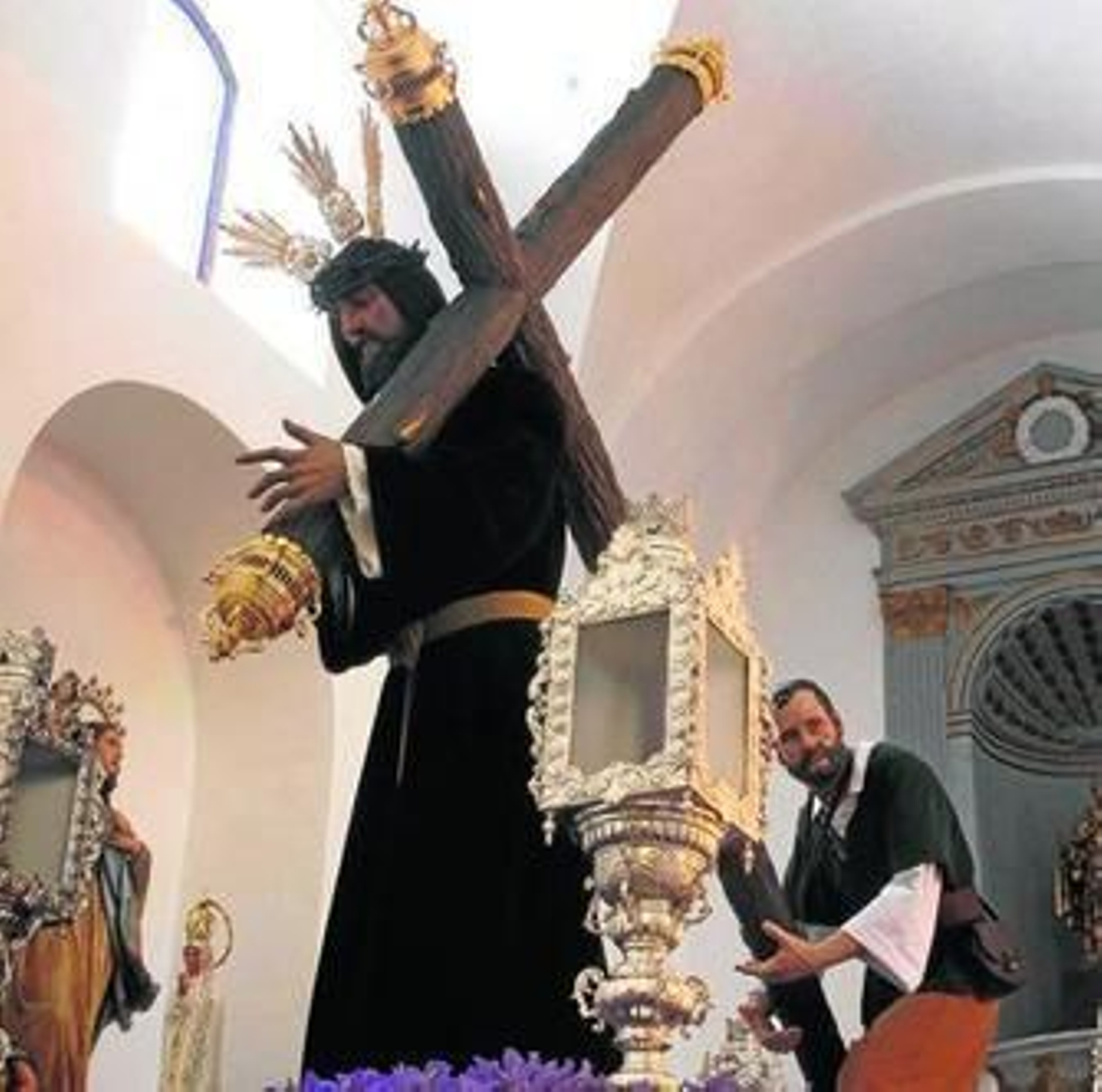 La impresionante talla del Nazareno barreño en una de las naves laterales de San Isidro, ayer por la mañana. La impresionante talla del Nazareno barreño en una de las naves laterales de San Isidro, ayer por la mañana.