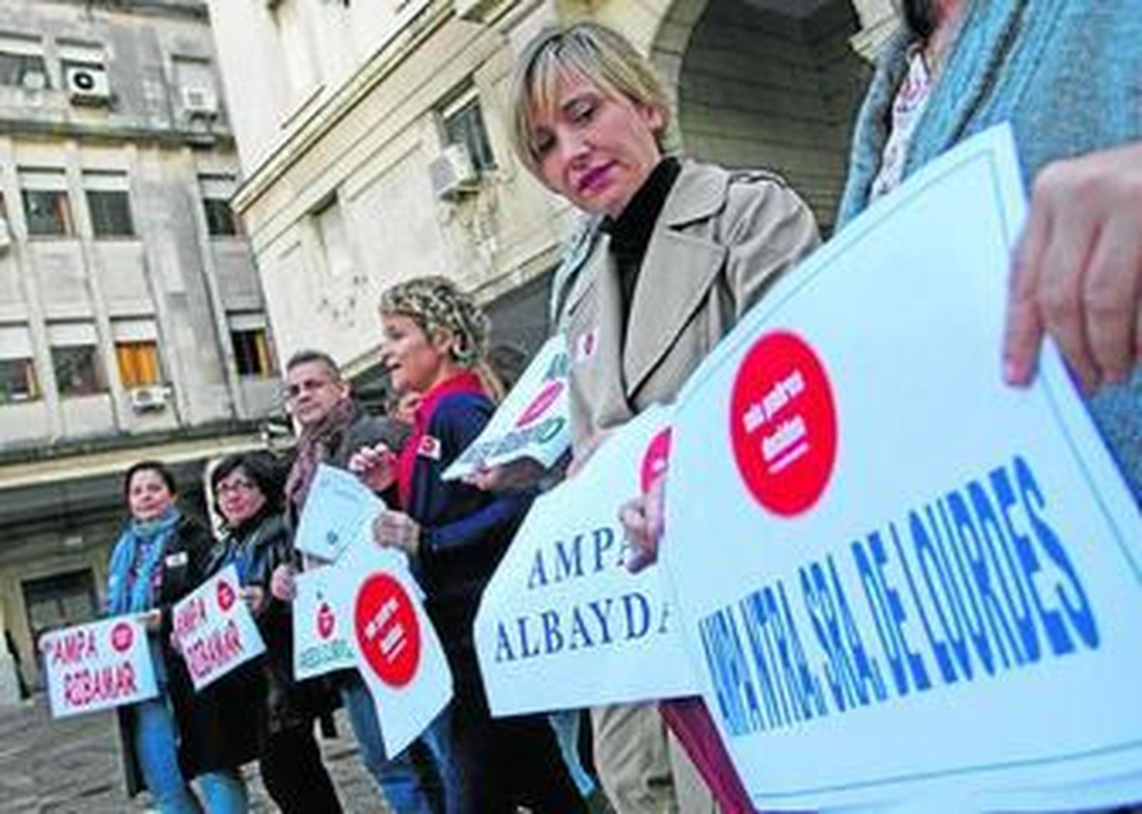 Representantes de las Ampa, ayer ante la Audiencia de Sevilla.
