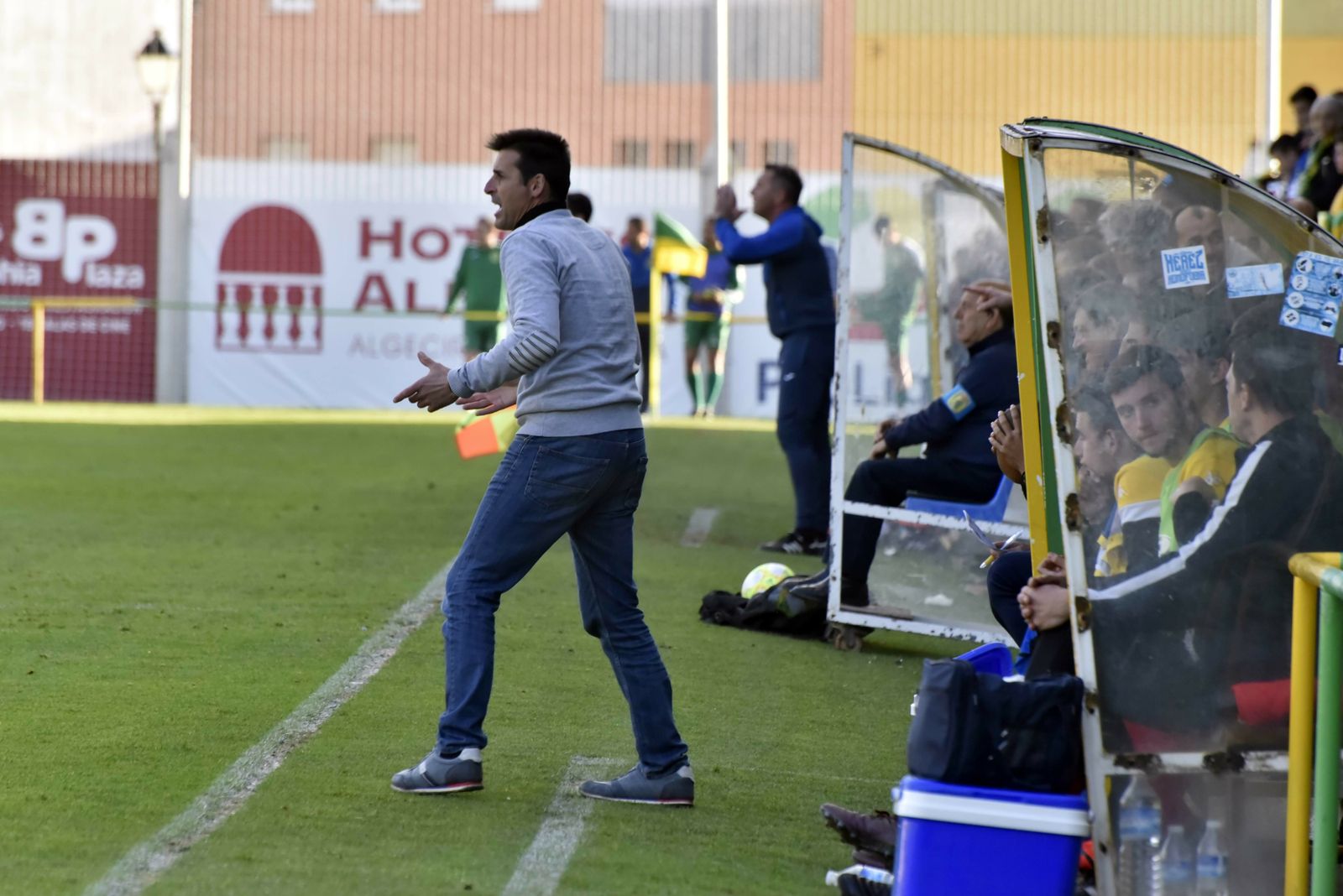 Cachola, entrenador del Coria, en el San Rafael de Los Barrios.