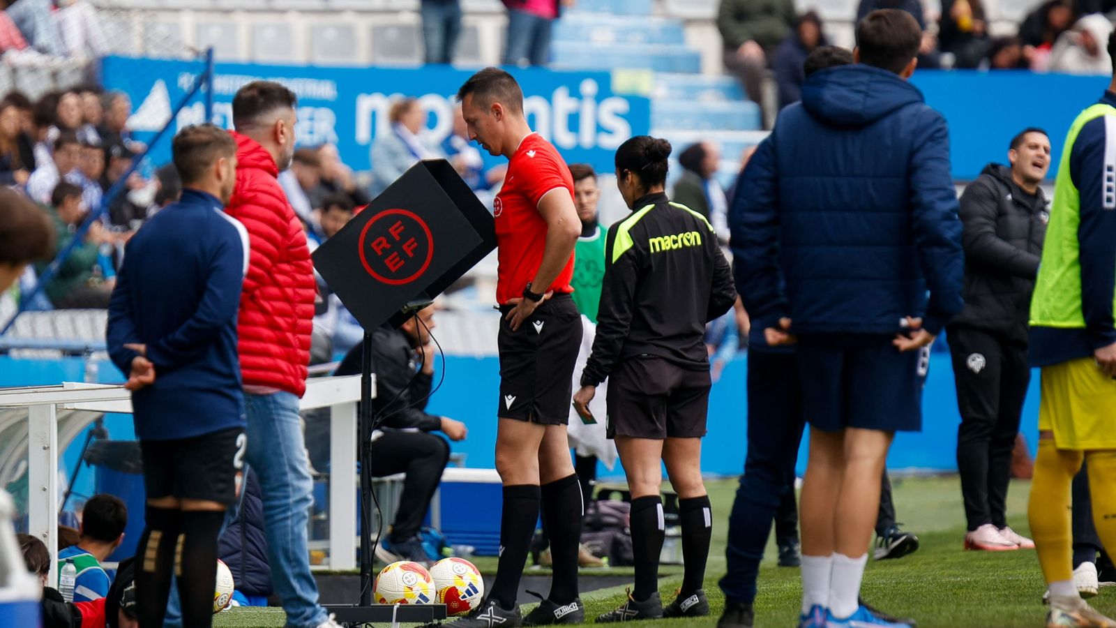 El árbitro Néstor Holgueras revisa en el monitor una de las acciones polémicas.