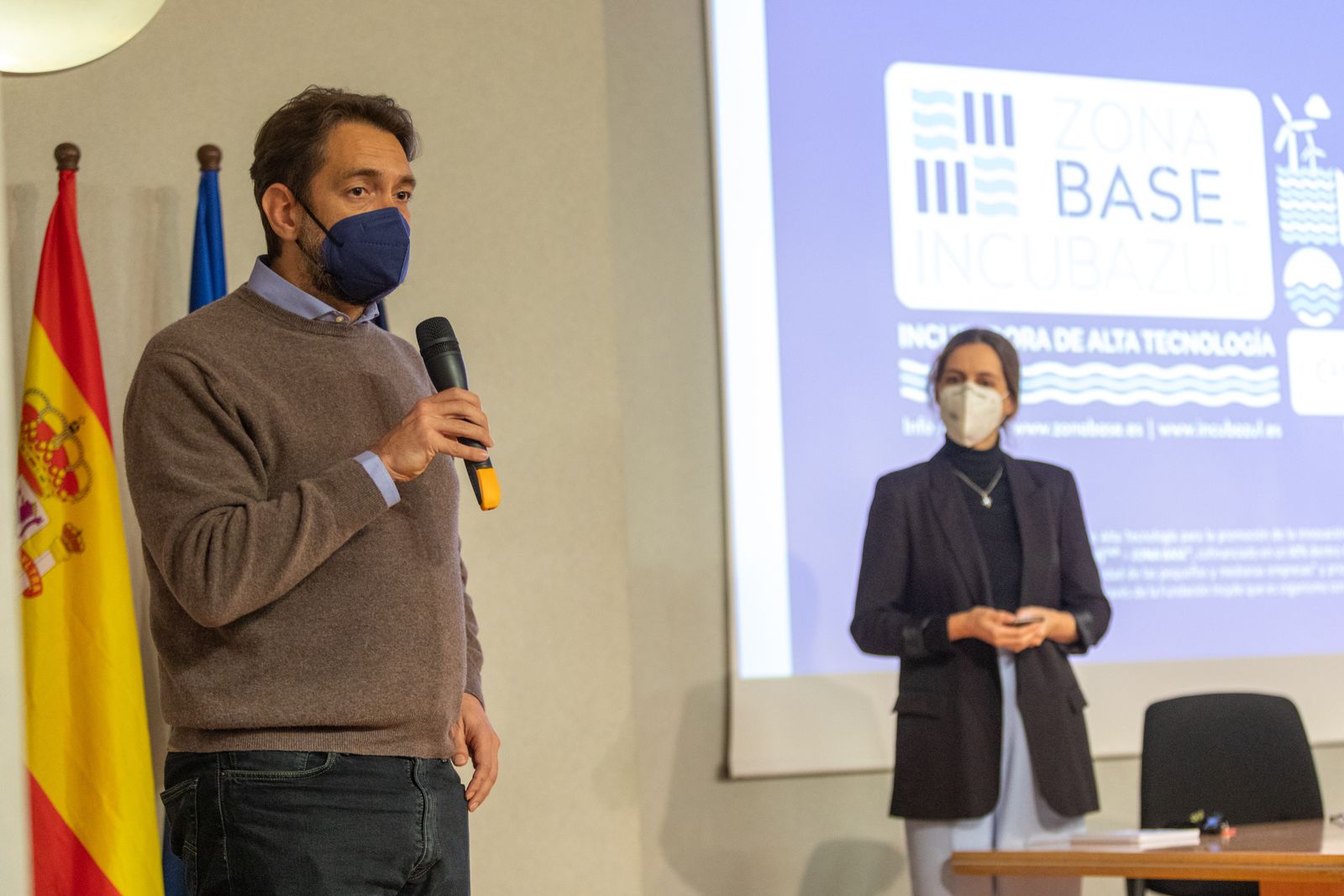 El representante de Smart Shipping presenta su proyecto.