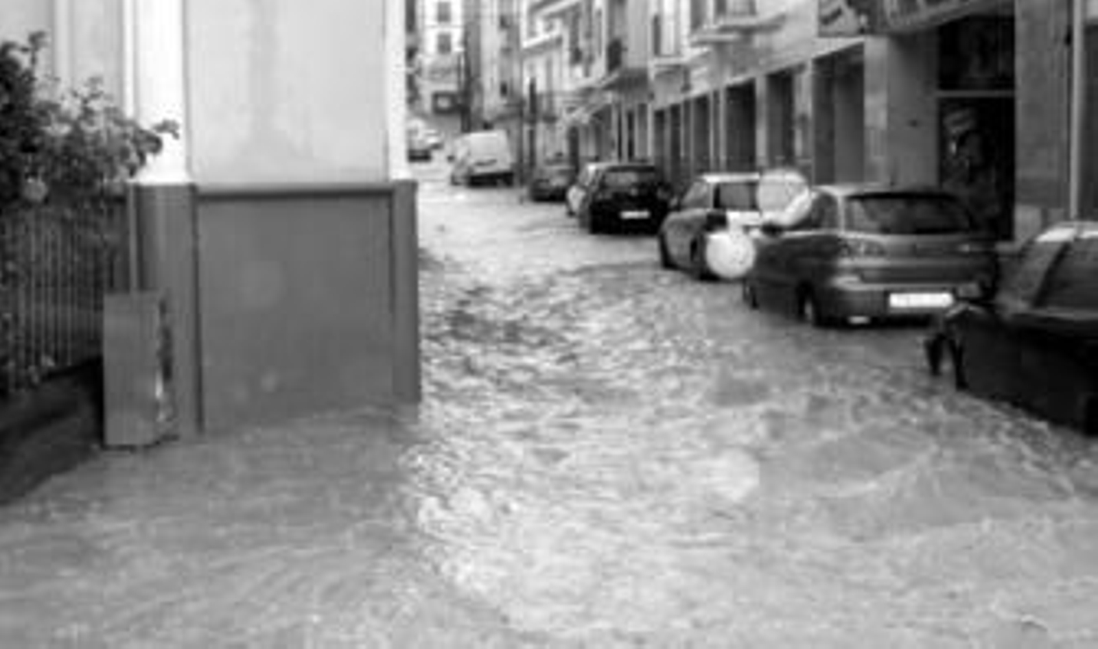 1. Estado de la calle Blas Infante durante la tromba del agua. 2. La lluvia anegó más de una veintena de bajos, establecimientos comerciales y cocheras. 3. Algunas calles parecían auténticas riadas, que llegaron a acumular hasta 70 centímetros de agua de lluvia.