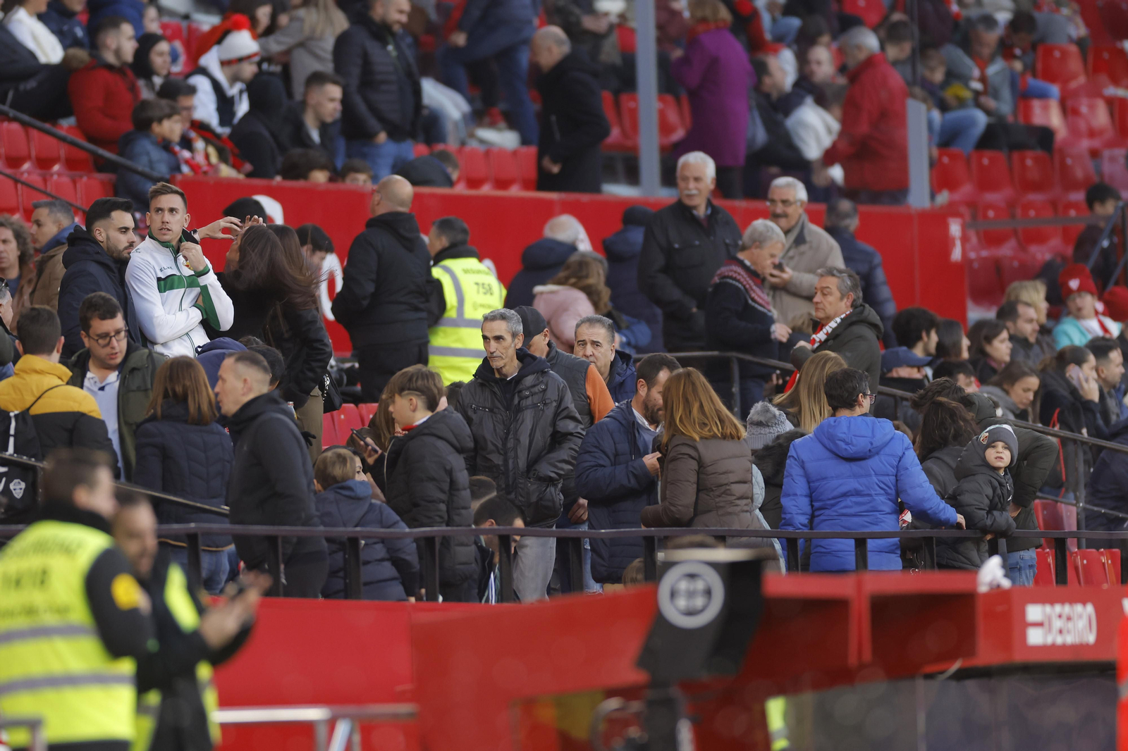 Búscate en las fotos del Sevilla-Elche