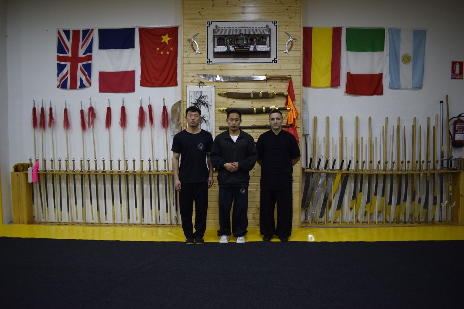 Wang Yan, Chen Ziqiang y Fernández Riscardoni, en el Hongwu.