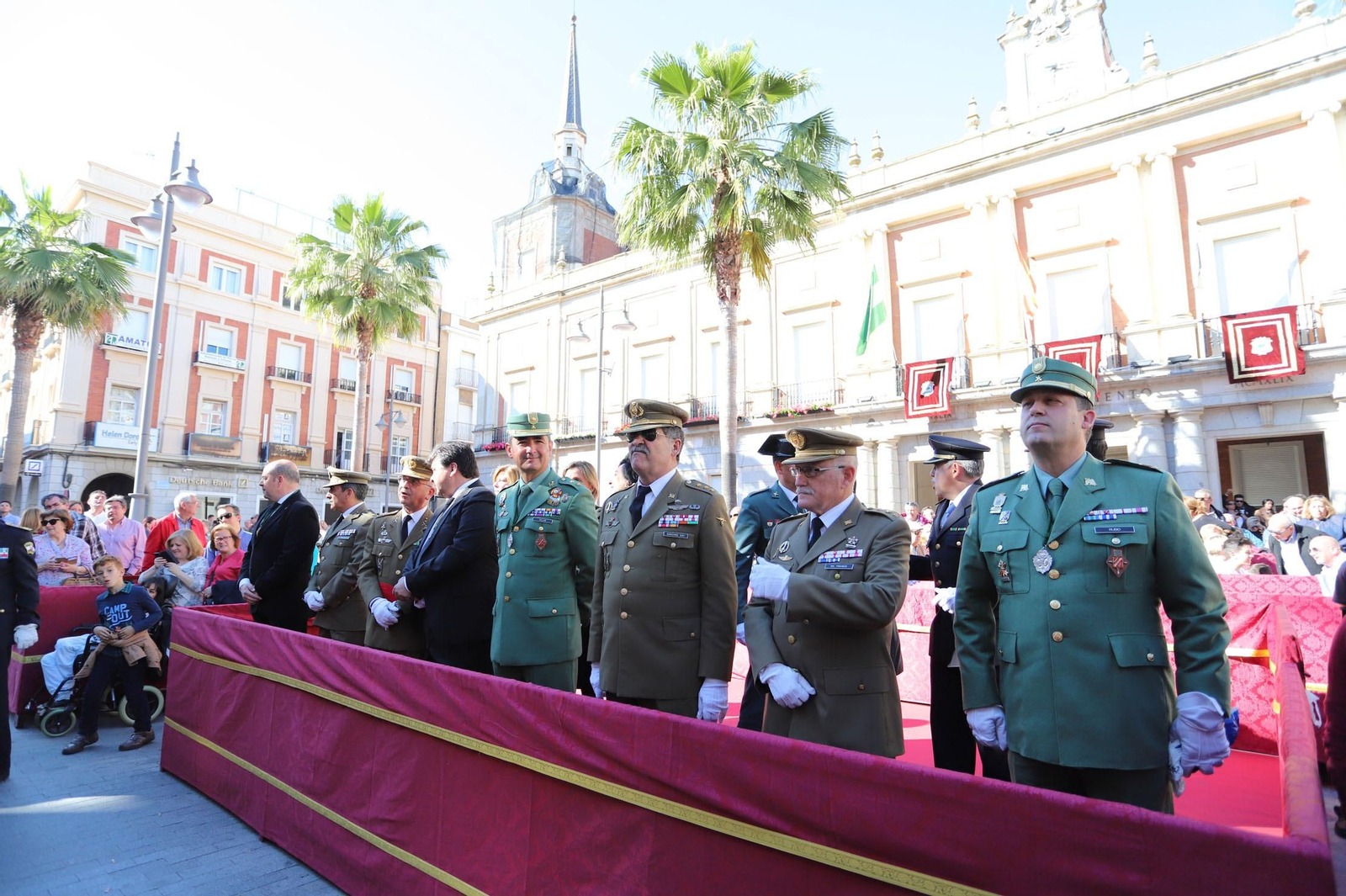 Ambiente  para recibir a la Legión en las calles de Huelva
