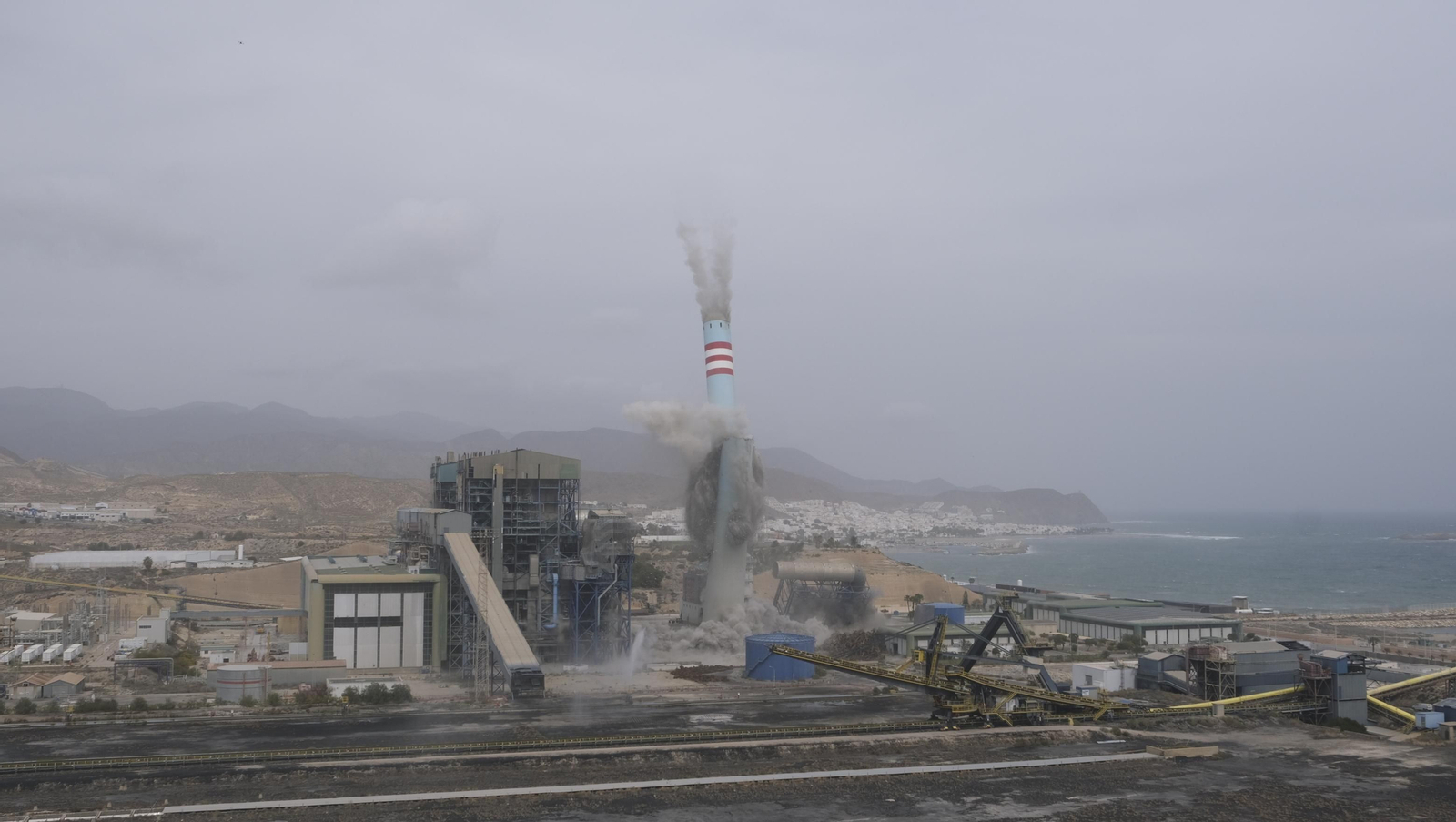 El derribo de la Torre Litoral de Endesa en Carboneras, en imágenes