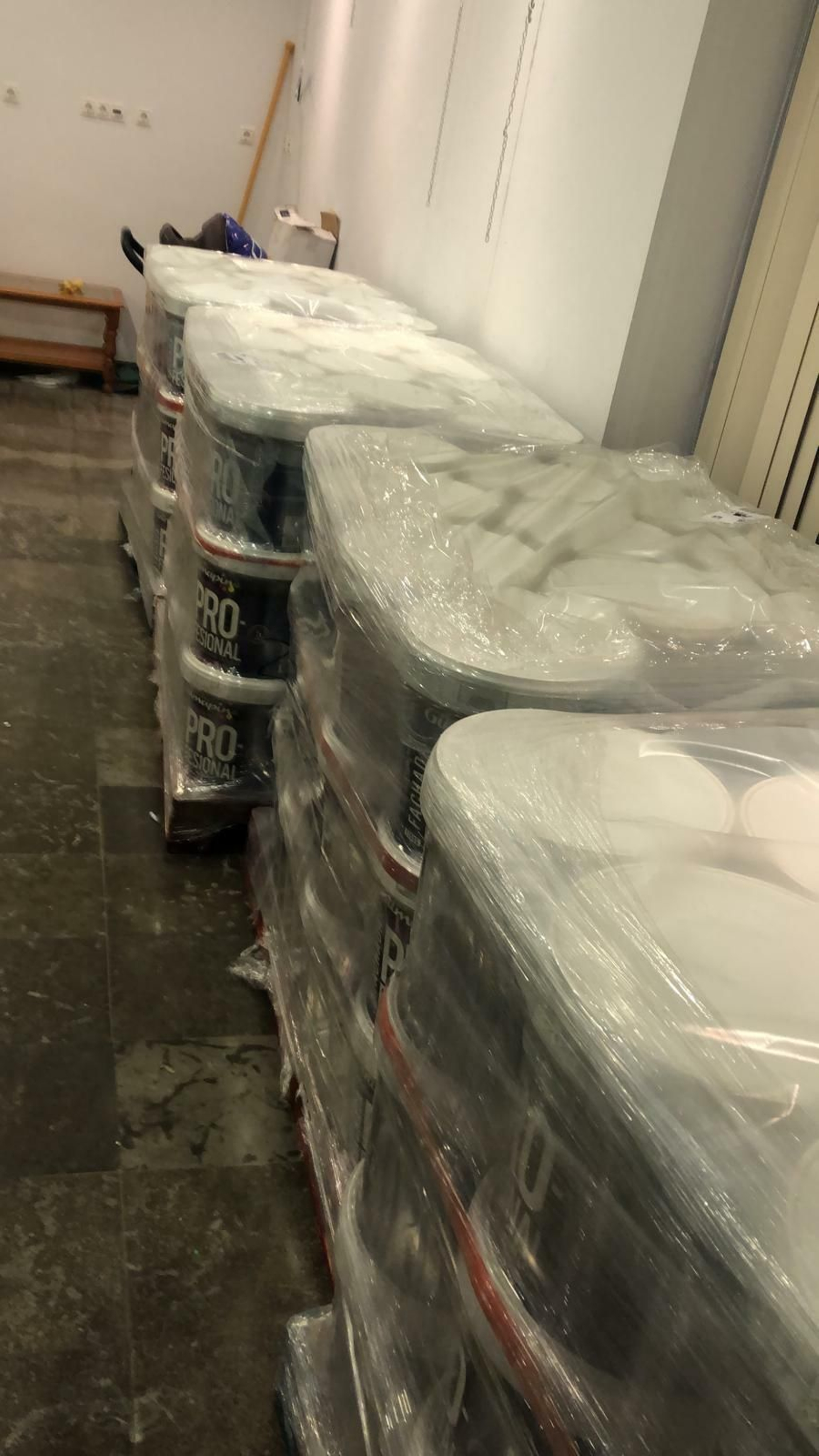 Bidones de pintura donados por trabajadores de Limasa. Bidones de pintura donados por trabajadores de Limasa.
