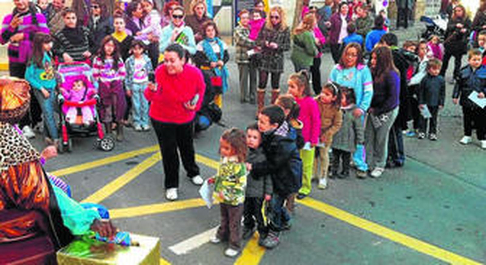 Los niños no quisieron dejar pasar la oportunidad de dar en mano sus cartas a Baltasar.