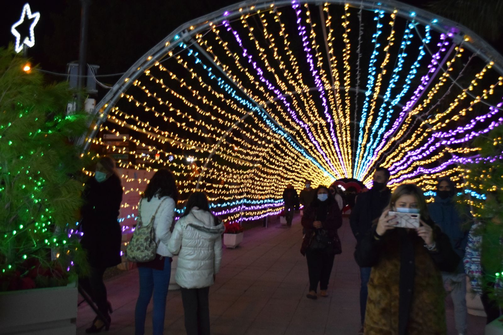 Vícar ilumina la Navidad con 300.000 bombillas de bajo consumo