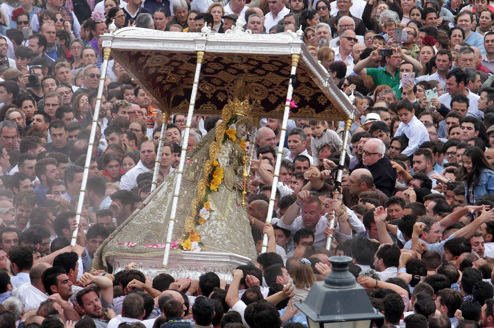 Las imágenes de la procesión de la Virgen del Rocío por la aldea en el Lunes de Pentecostés