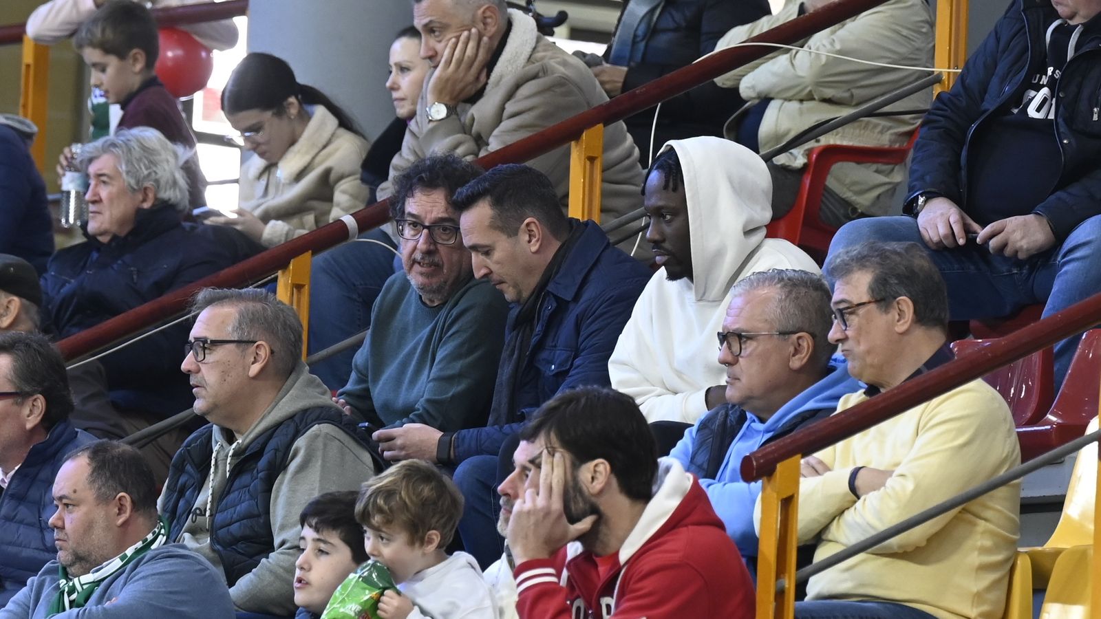 Rollins, con sudadera blanca, en el palco durante el partido del pasado domingo.