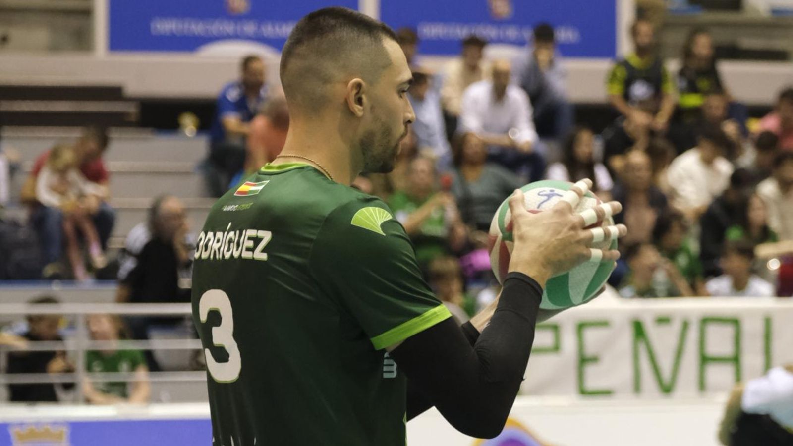 Víctor Rodríguez se prepara para sacar desde la línea de fondo del Moisés Ruiz.