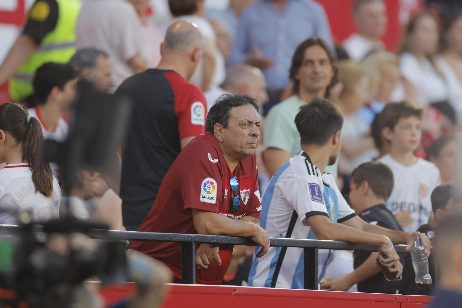 Búscate en las fotos del Sevilla-Girona