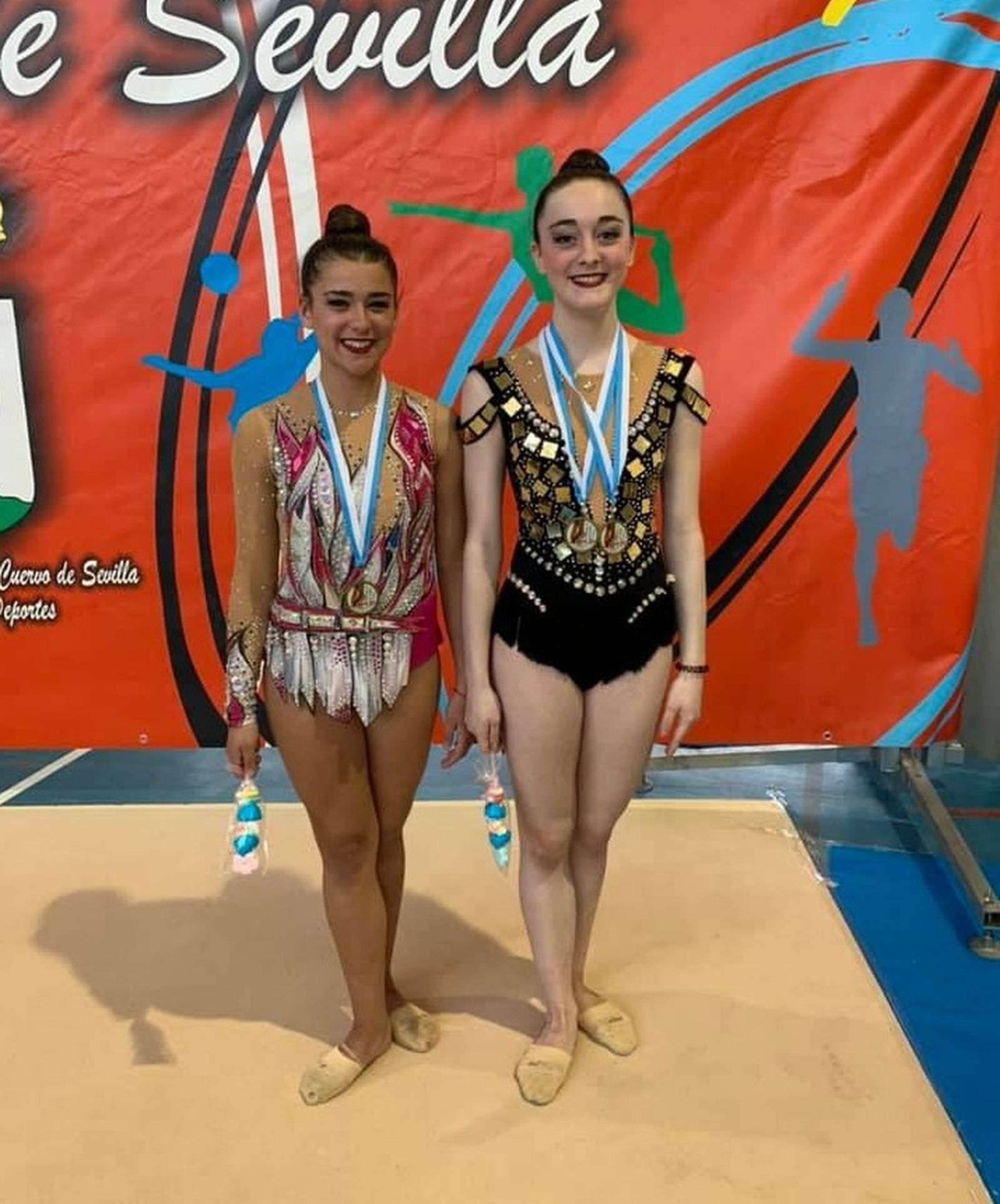 Las rojinegras Cristina Baena y Fátima Laguna acudieron a El Cuervo.