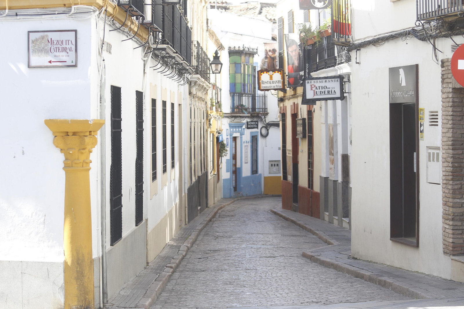 Calle de la Judería vacía.
