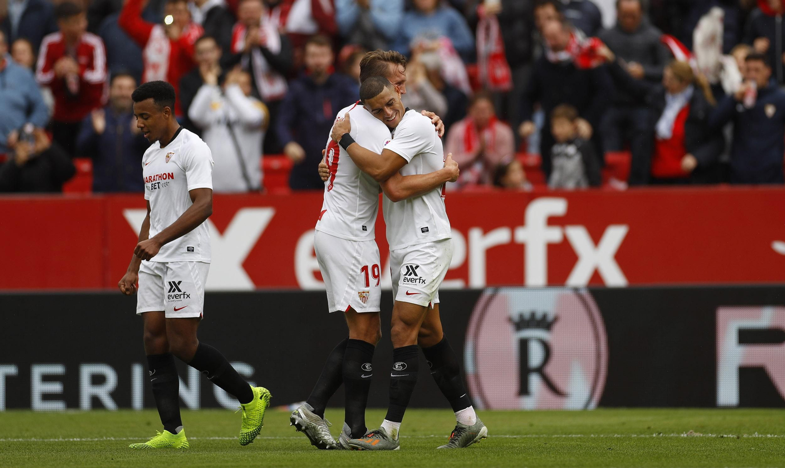 Los jugadores del Sevilla celebran el gol de Diego Carlos
