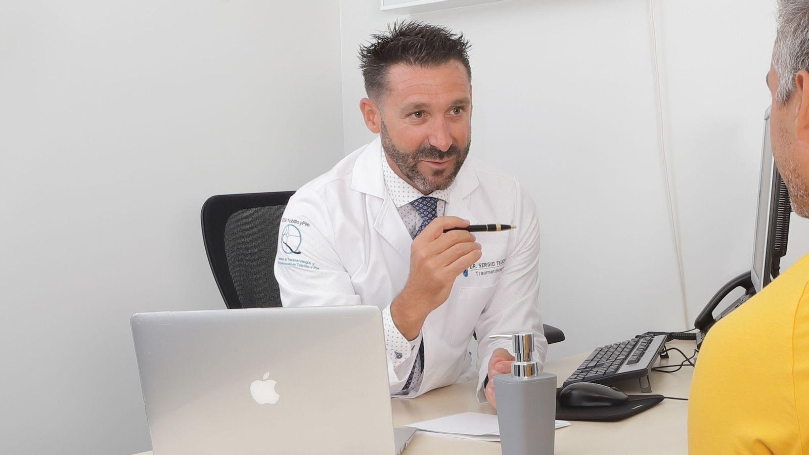 El doctor Sergio Tejero, en su consulta.