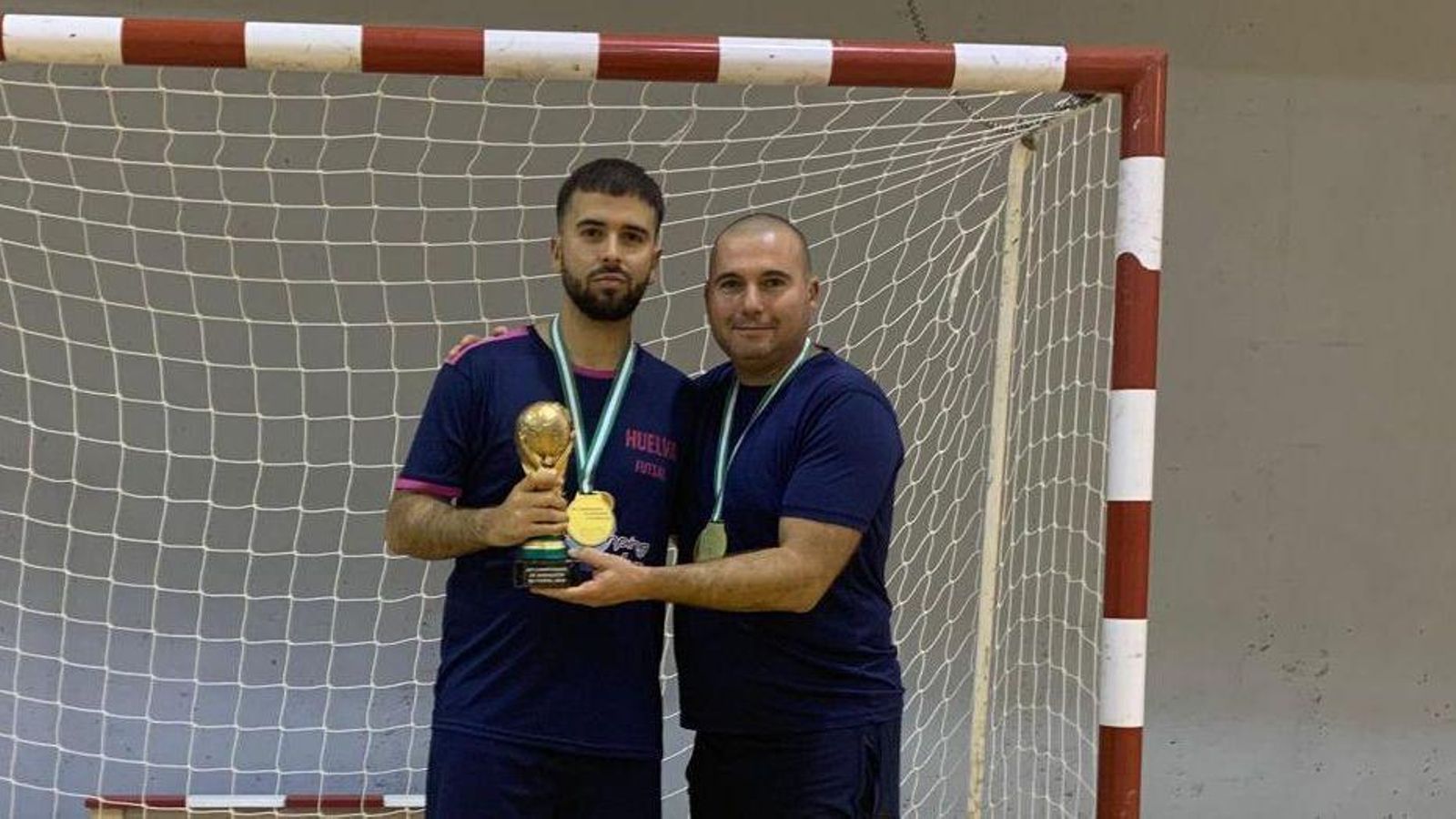 Álex Frías, junto a Rele, su entrenador del cuadro onubense.