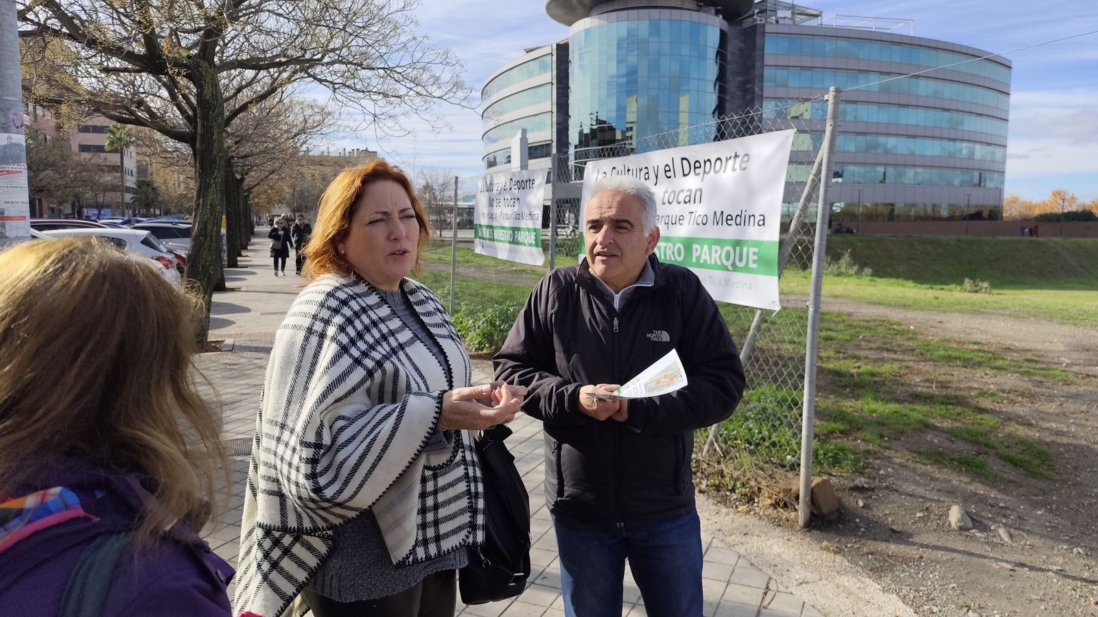 La diputada Mari Carmen Pérez junto a representantes de la Asociación de Vecinos del Parque Lagos Parque Tico Medina