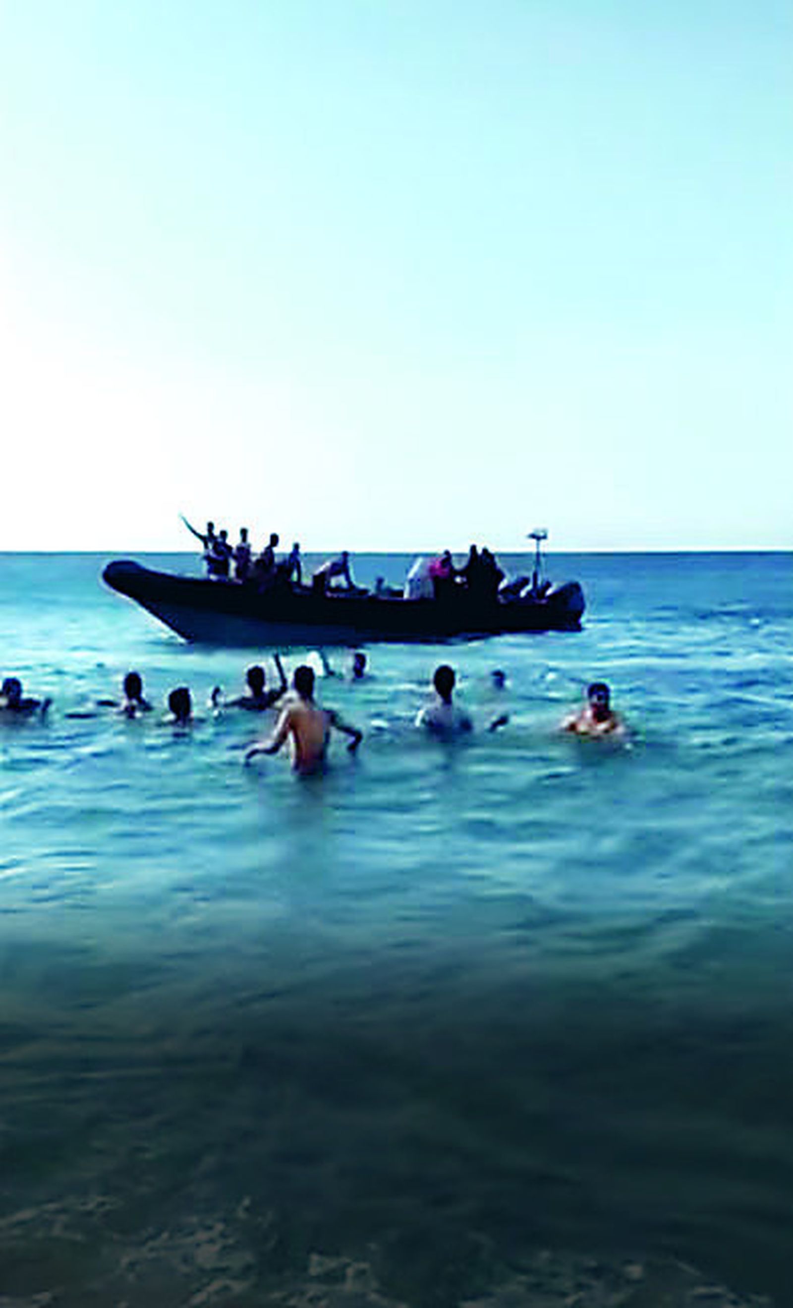 Una narcopatera desembarca a varios migrantes en Tarifa.