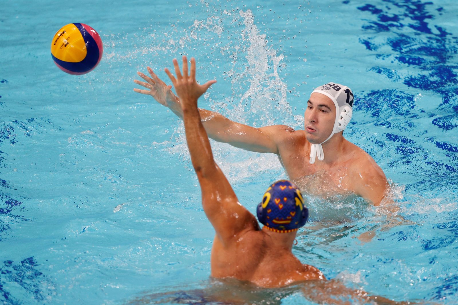 El español Felipe Perrone defiende al serbio Stefan Mitrovic.