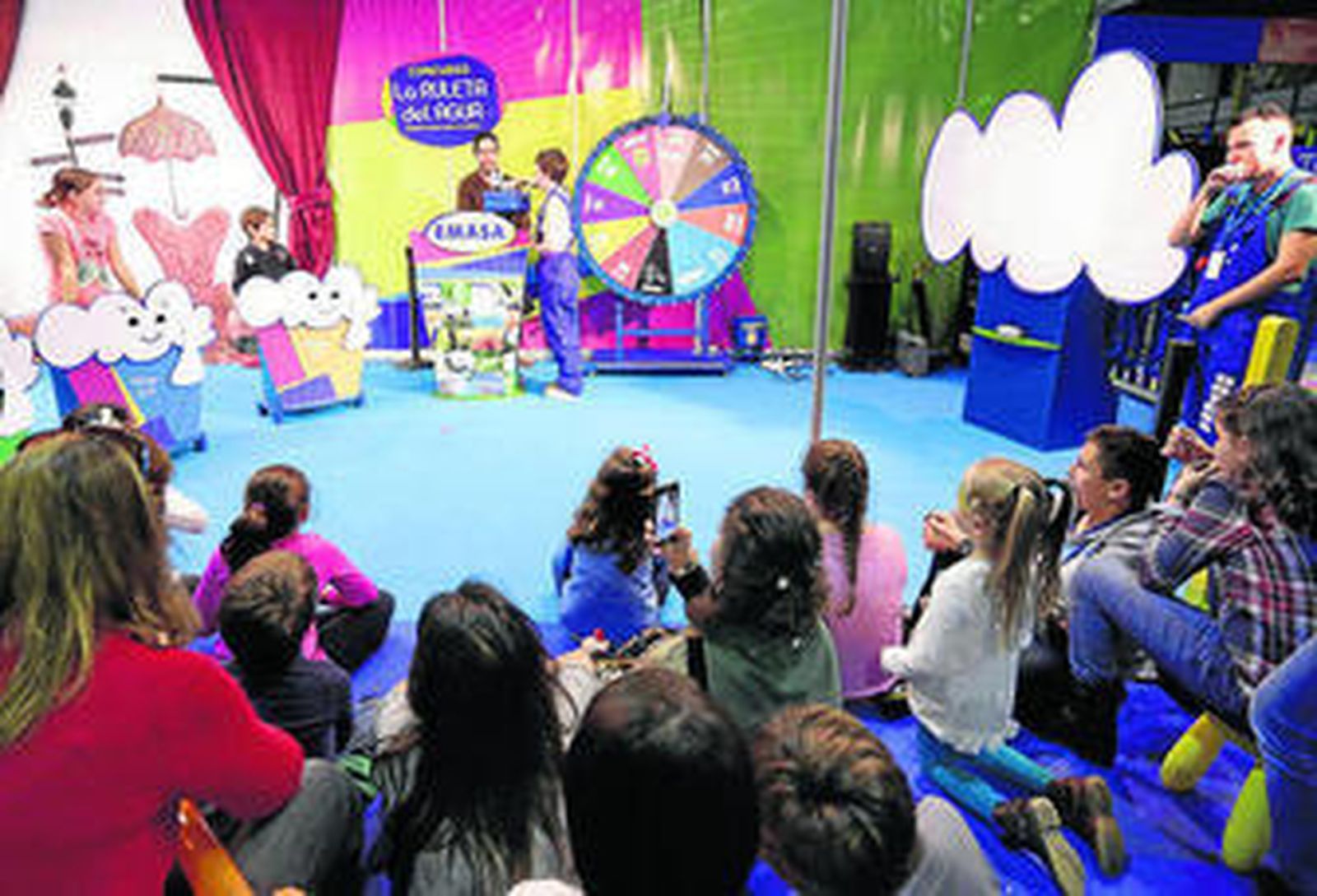 Varios niños ayer en uno de los juegos.