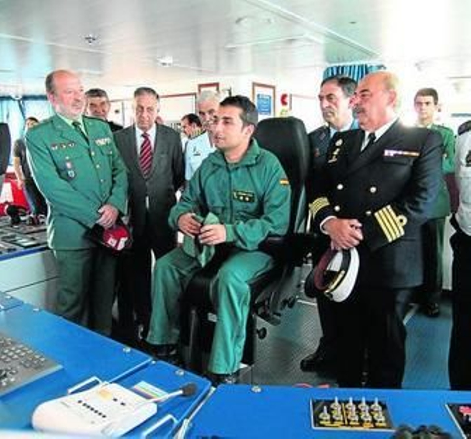 Un responsable de la nave explica su funcionamiento a altos cargos de la Guardia Civil y de la Marina.
