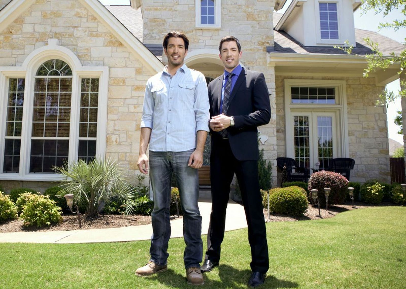 Los hermanos Scott ante una de sus mansiones rehabilitadas