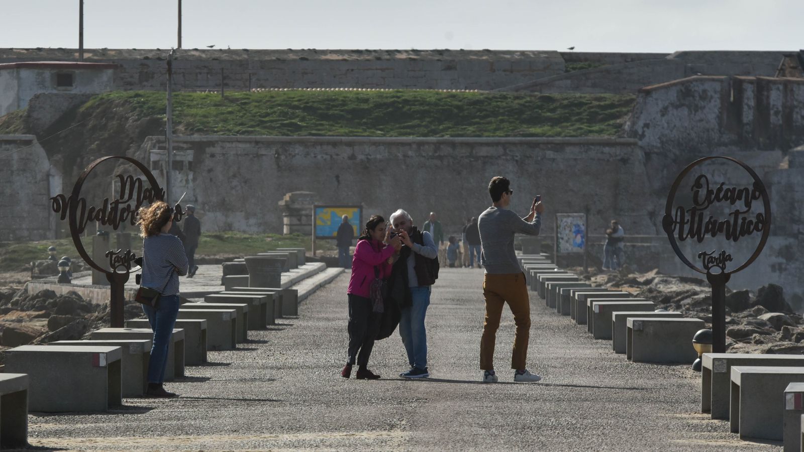 Ambiente en el puente de la Inmaculada en Tarifa, en imágenes