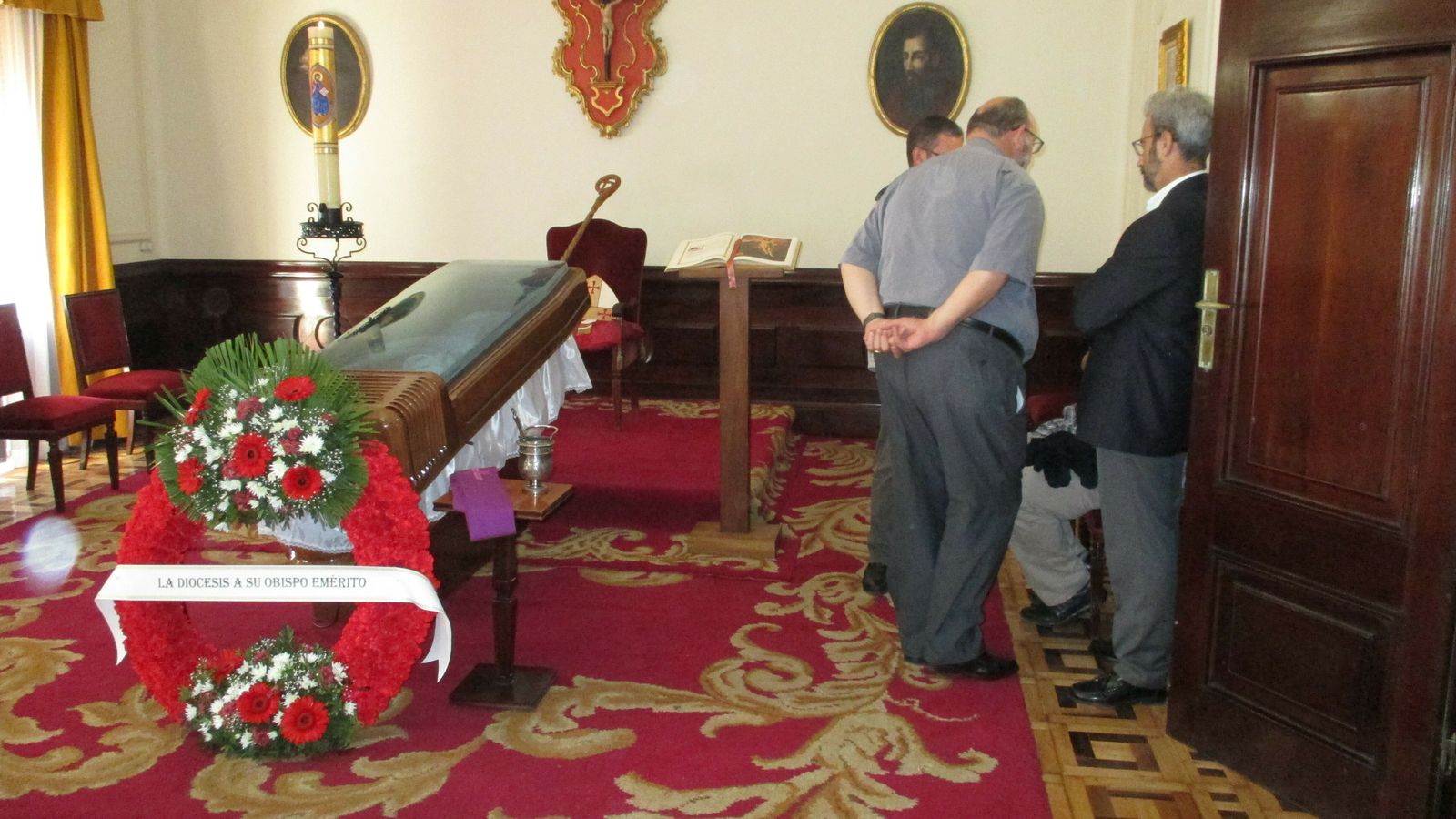 Fieles en el salón del trono en el Obispado de Huelva.