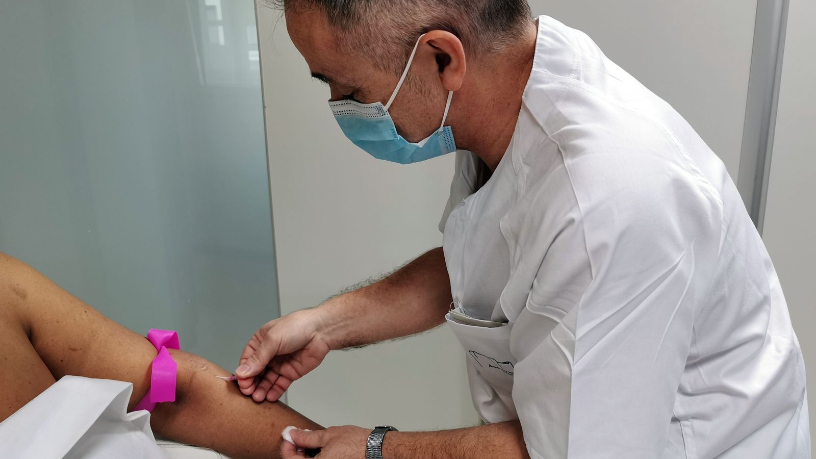 El enfermero Juan Talaverano administrando a una paciente el contraste para la mamografía.