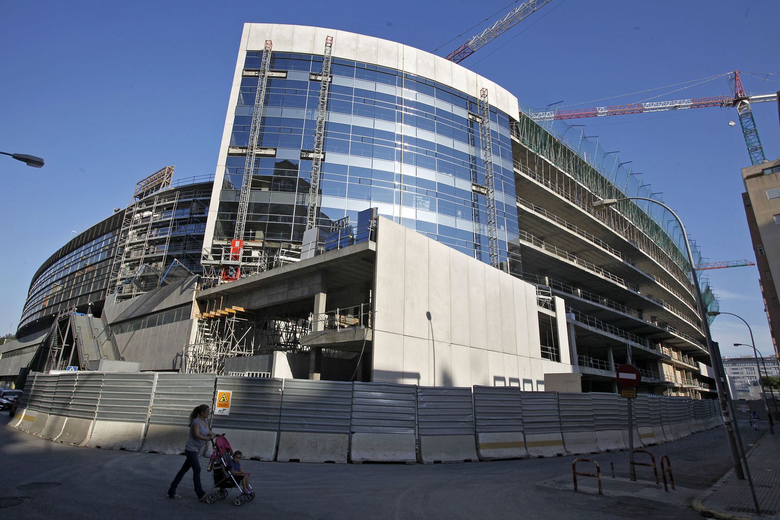 Construcción de la tribuna del estadio en 2011.