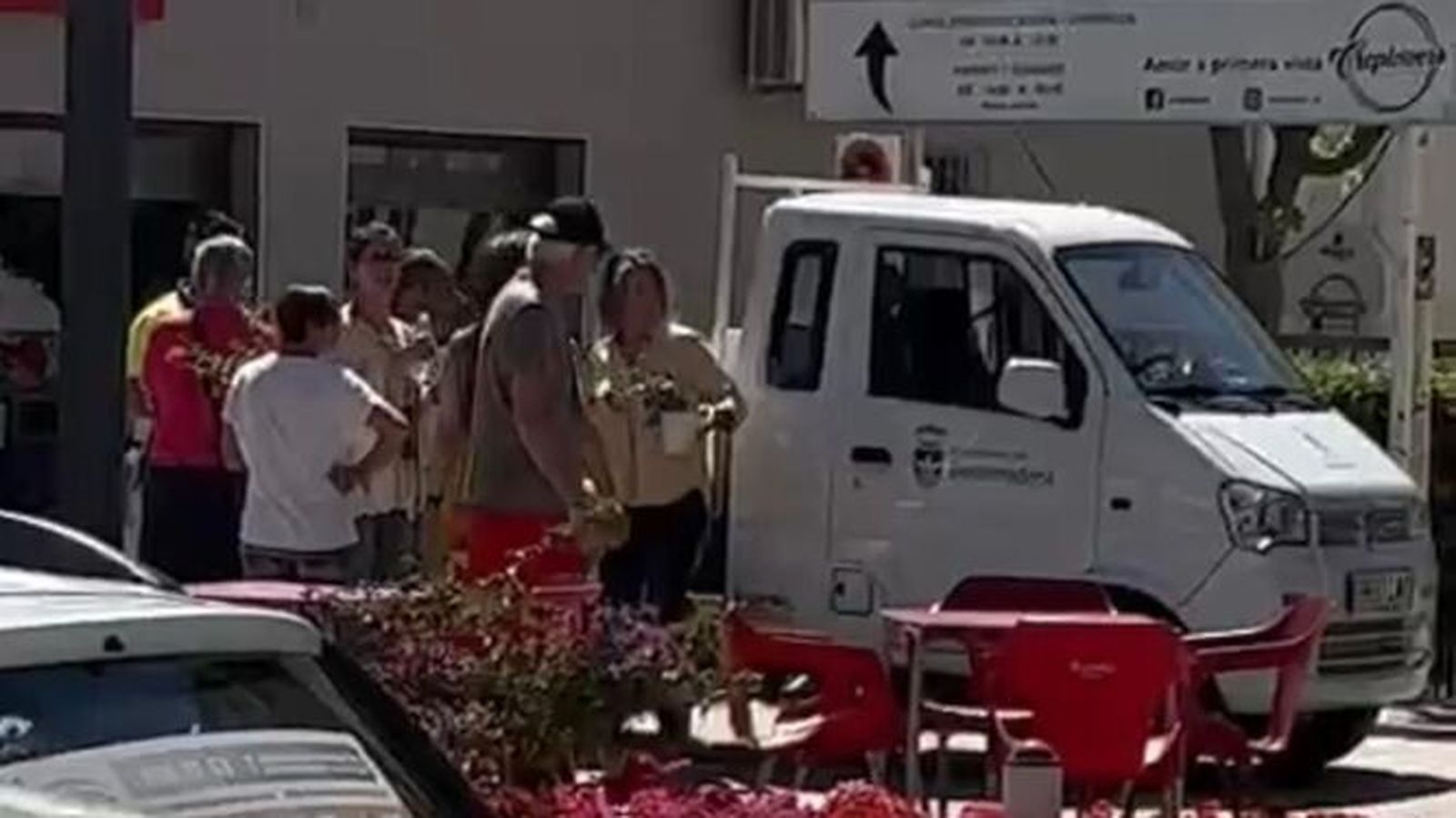 Una mujer repartiendo una maceta del Ayuntamiento.