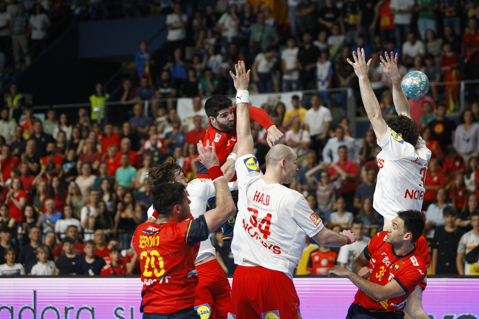 Imágenes del España-Dinamarca de la EHF Euro Cup de balonmano, en Almería