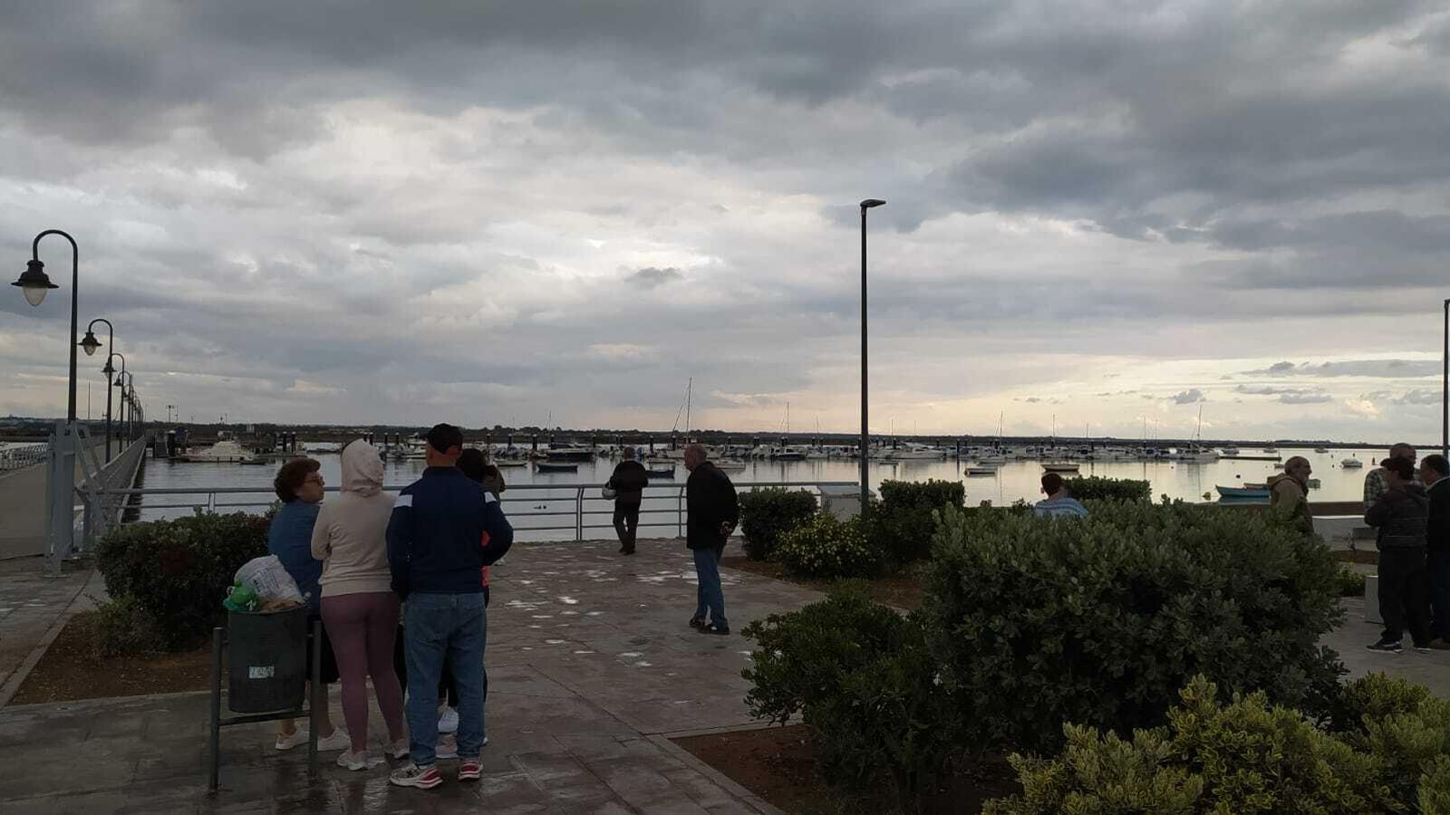 Algunas personas se congregan en la zona del muelle de Gallineras.