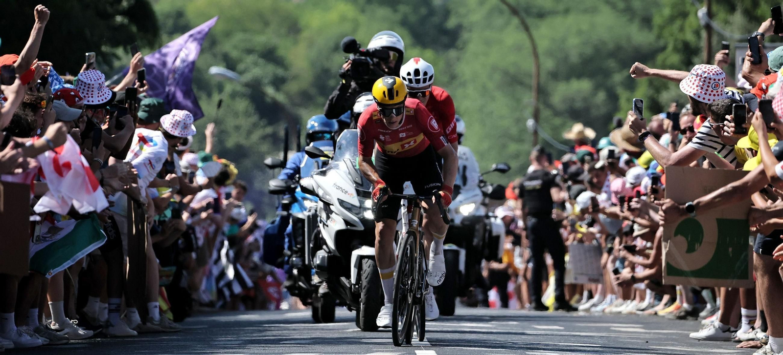 Abrahamsen entra en la línea de meta como ganador de la etapa número 11 del Tour.