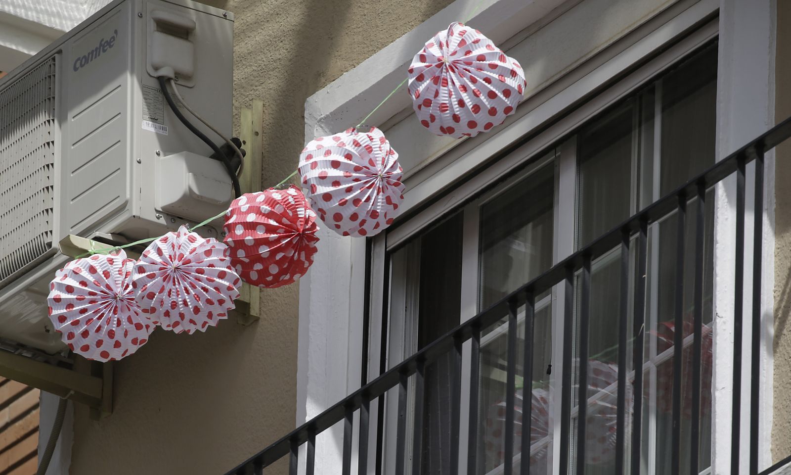Mantones y farolillos en los balcones