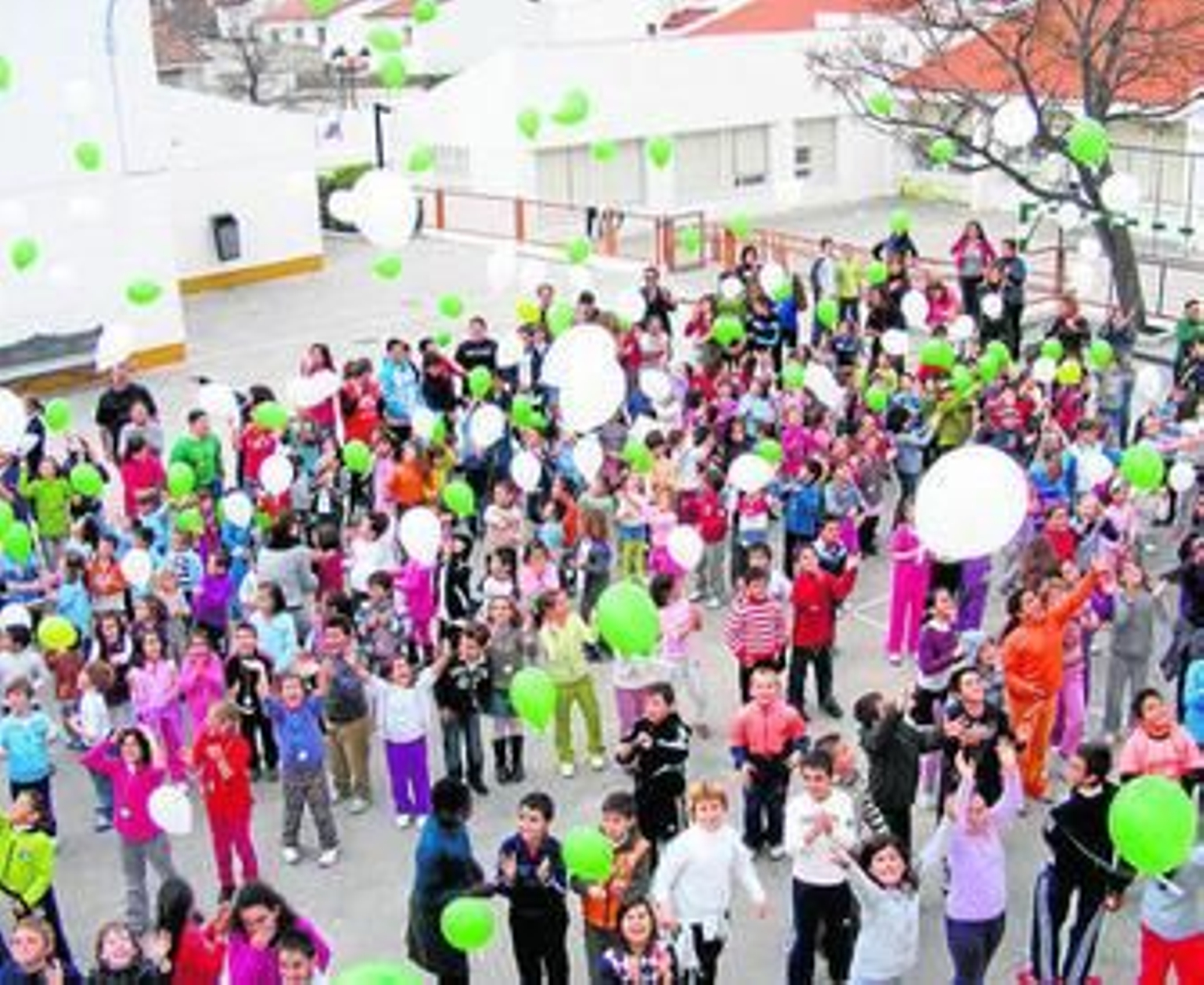 Los escolares del Tierno Galván, en Castellar, lanzan globos blancos y verdes al aire.