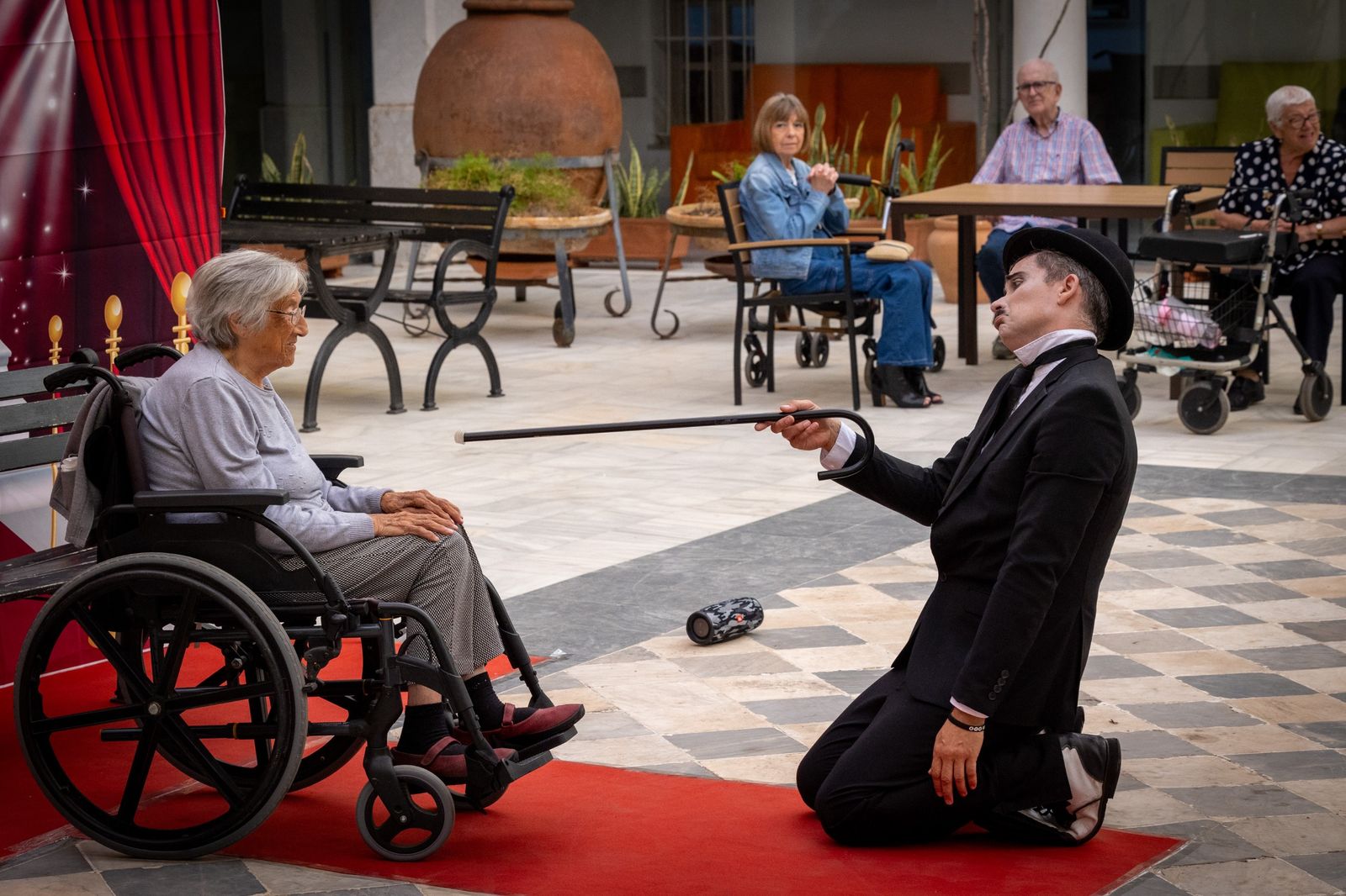 En imágenes, Charlot lleva la magia del cine a la residencia Fragela de Cádiz