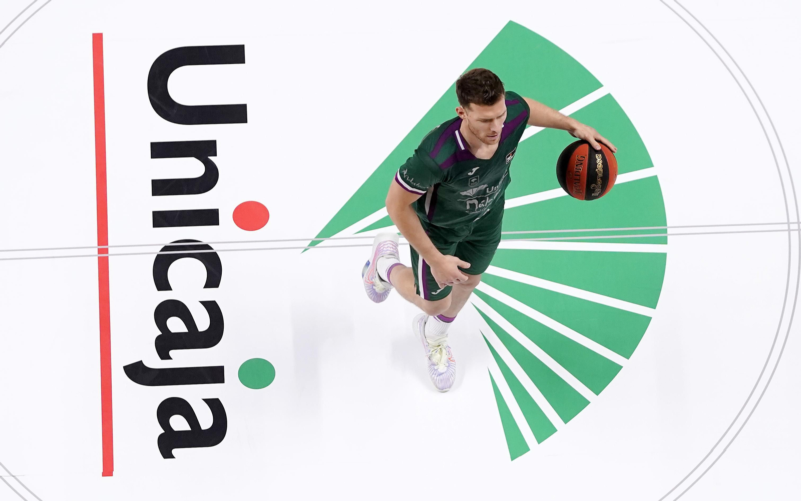 Gal Mekel sube el balón en un partido en el Carpena.