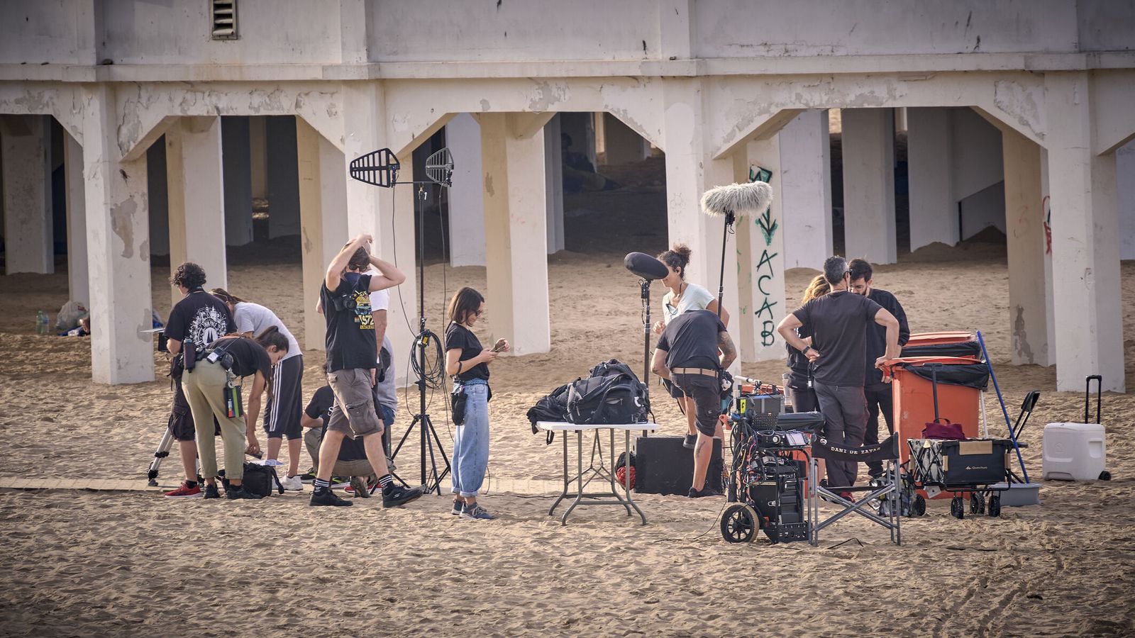 Un momento del rodaje de la película ‘El amor de Andrea’, de Manuel Martín Cuenca, en la playa de la Caleta.
