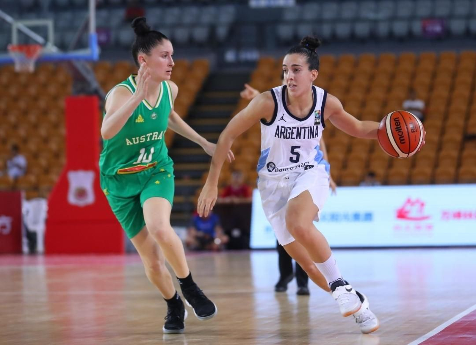 Macarena D'Urso subiendo la bola con la selección argentina.