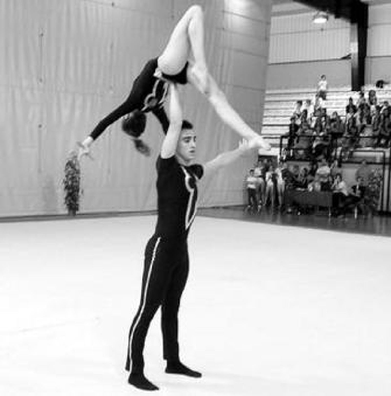 Figura de uno de los dúos ayer en el pabellón lojeño.